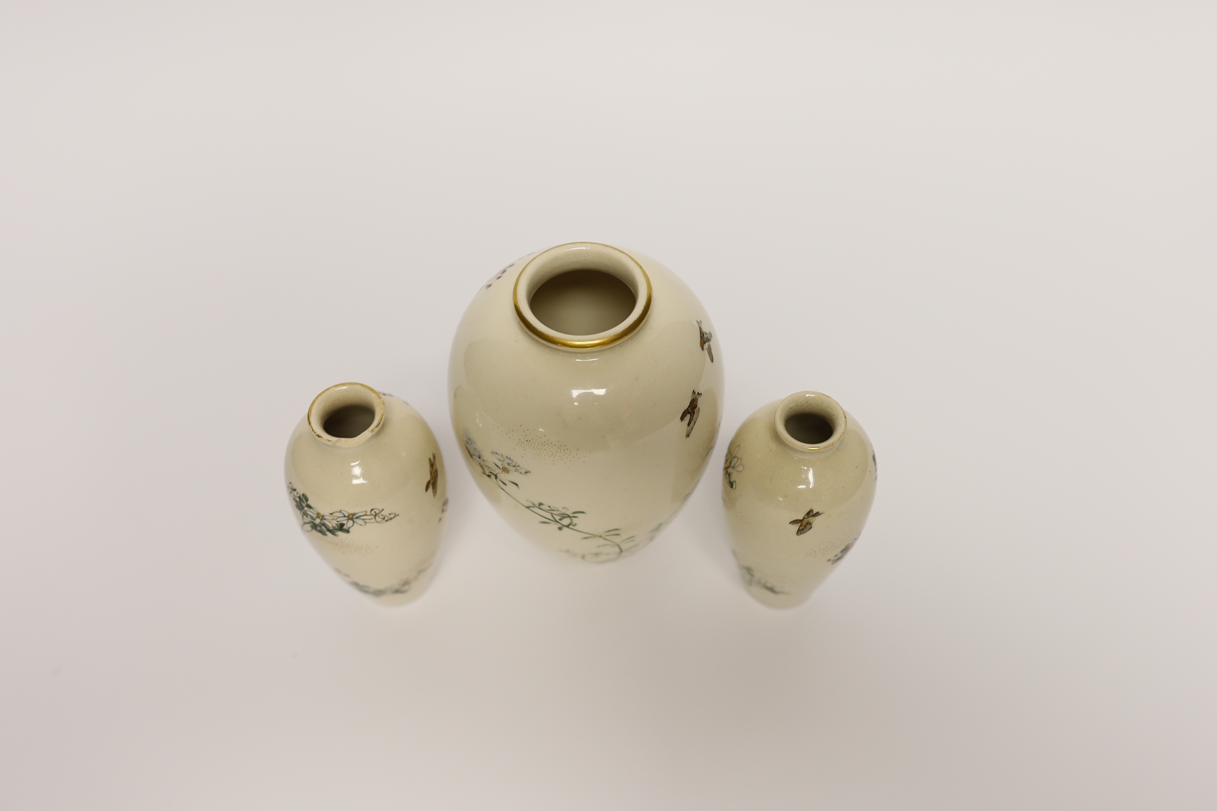 A garniture of Japanese satsuma vases, signed Kinkozan, early 20th century, tallest 12cm